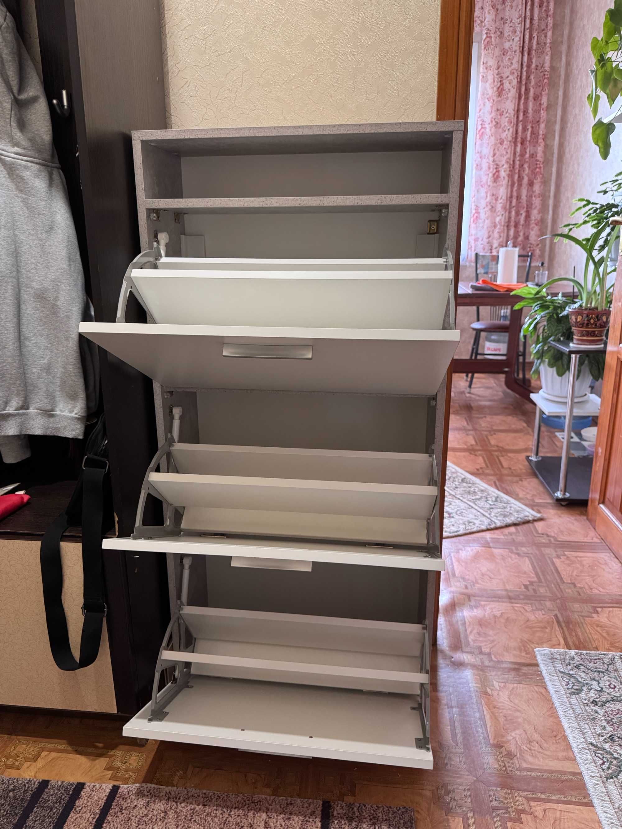 Продам компактную обувницу