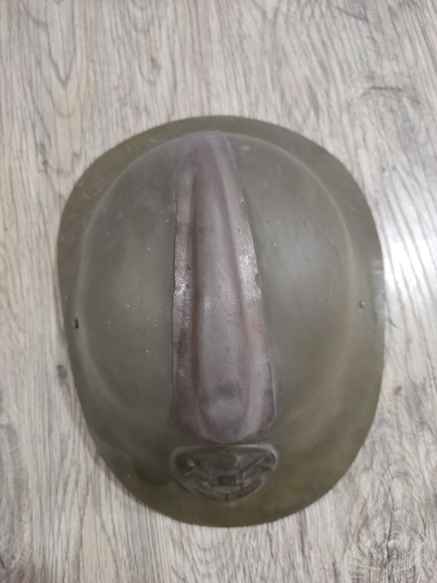 Каски пожарника и армейская.