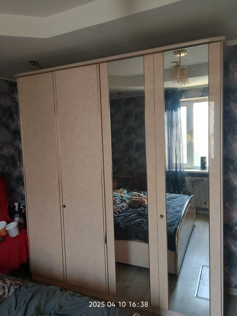 Продам спальный гарнитур без матраса