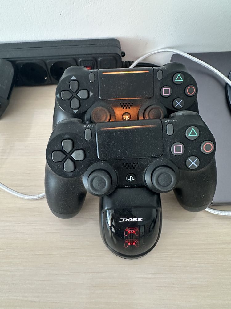 Продам фифу23 на ps4 и джойстики в комплект