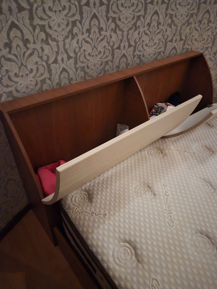 Двуспальная кровать. Требует небольшего ремонта