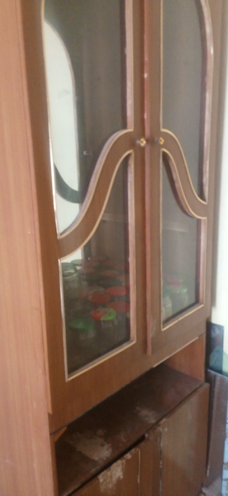 продам шкафы  с стекляными полками