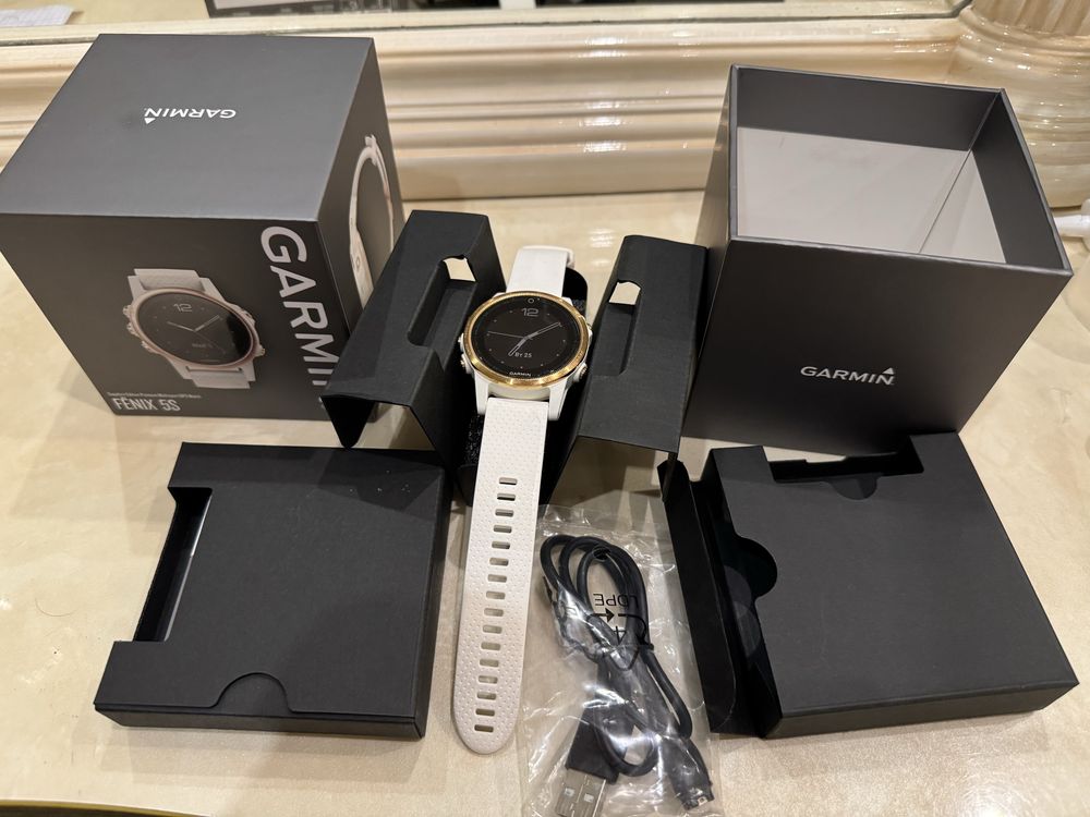 Garmin Fenix 5S Sapphire - розовое золото с белым ремешком