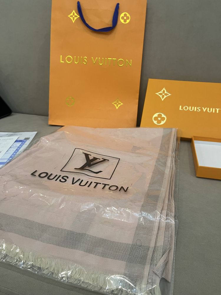 Продам новый шарф Louis Vuitton с оригинальной упаковкой и чеками