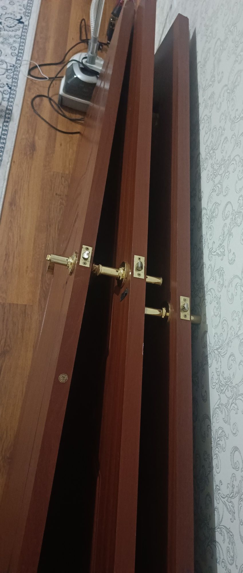 Продам Бу межкомнатные двери