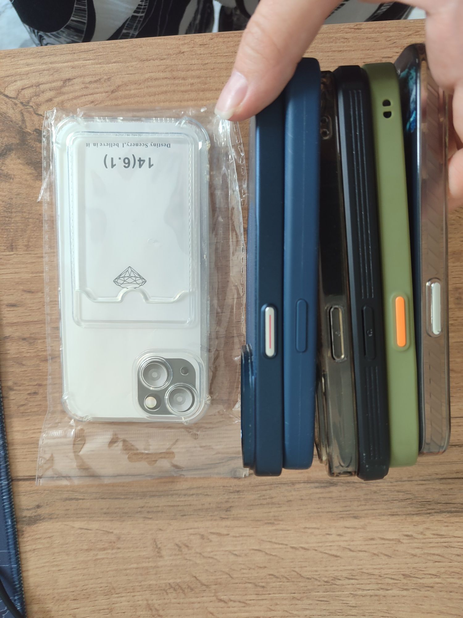 Продаю чехлы и VGA to HDMI адаптер