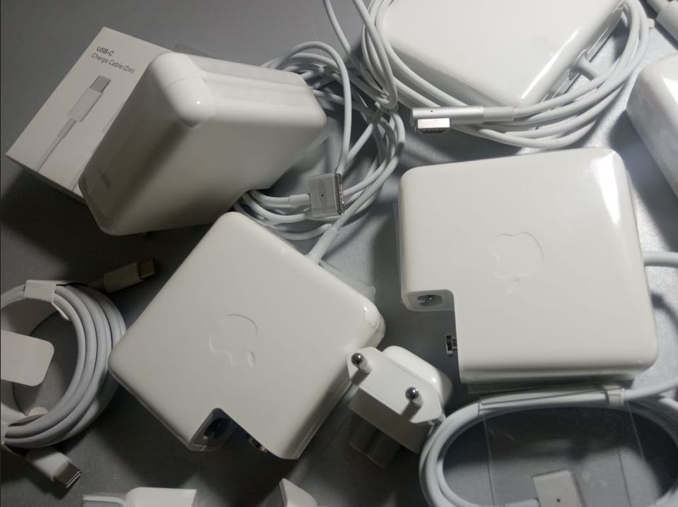 на MacBook 45W - зарядка, блок питания.