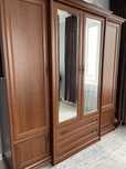 Вместительный шкаф с зеркалами