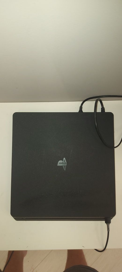 Продам Playstation 4 Slim 1 TB и 1 джойстик