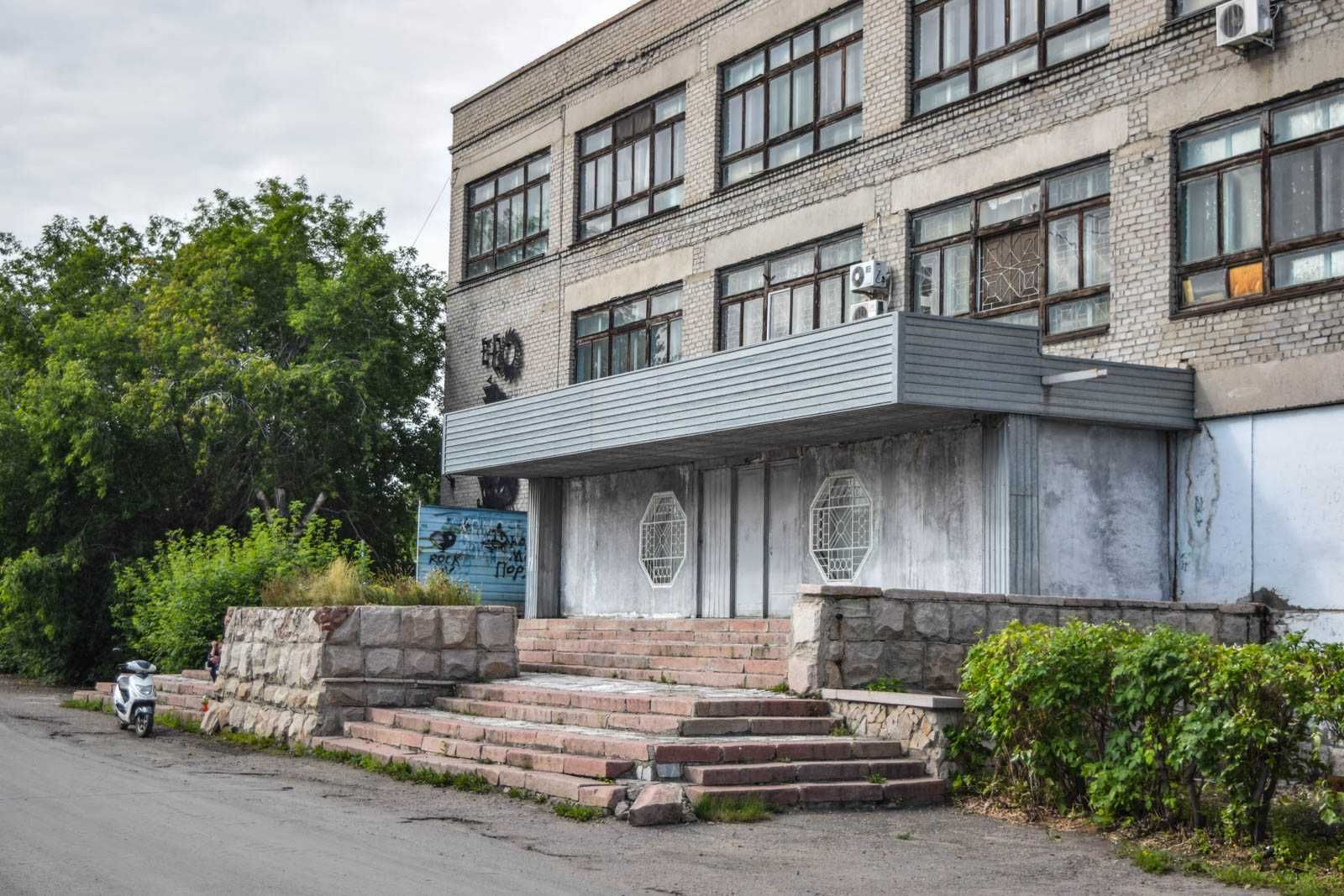 Продажа трехэтажного кирпичного здания в районе нового ЦОТа.