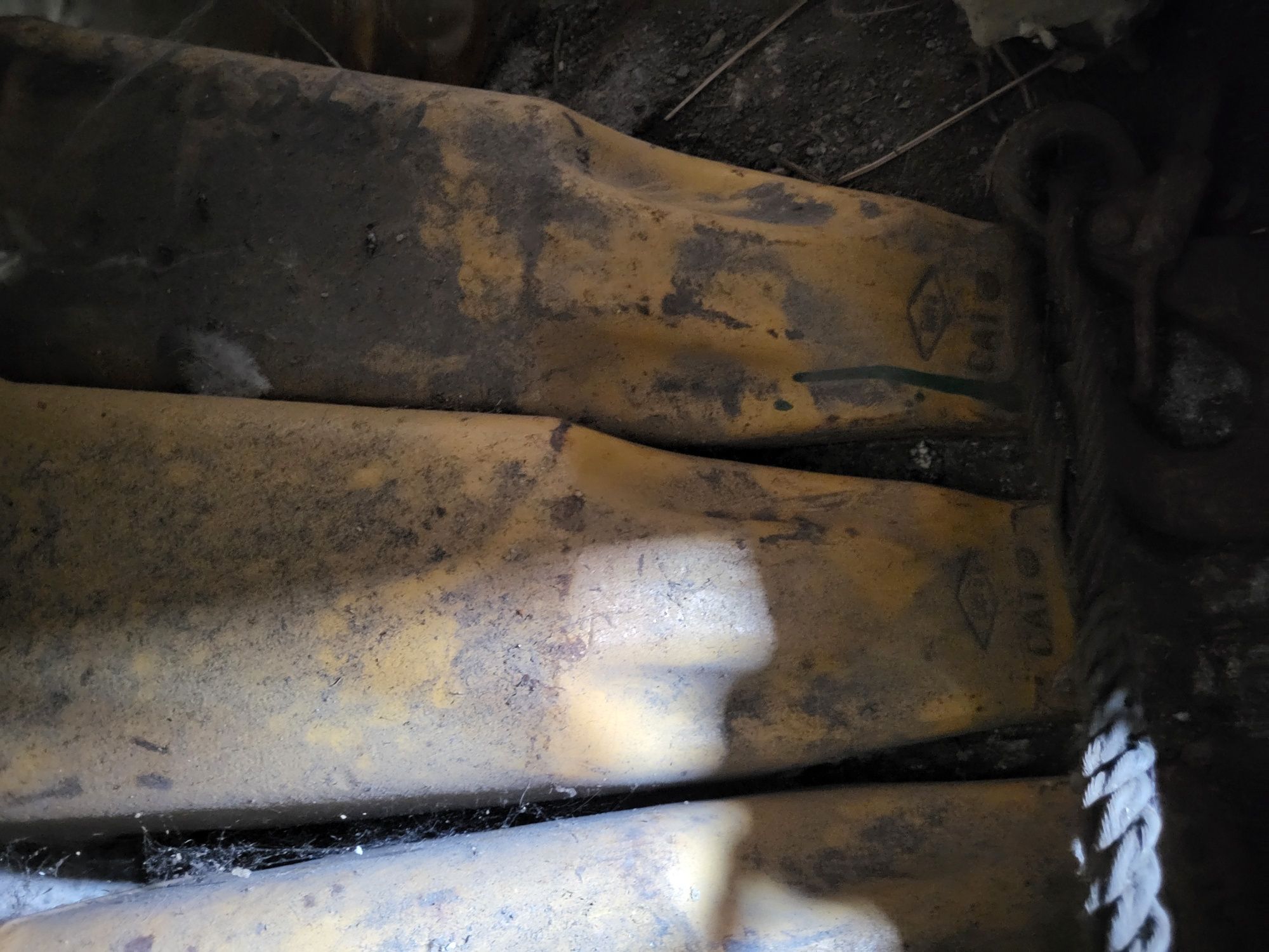 Продам зубья и нажы на Cat D10T