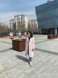 Розовый стильный плащ