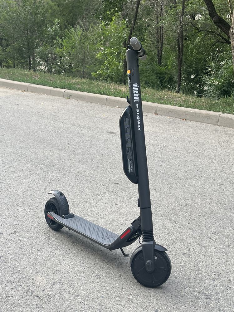 Электросамокат в хорошем состоянии Ninebot es4