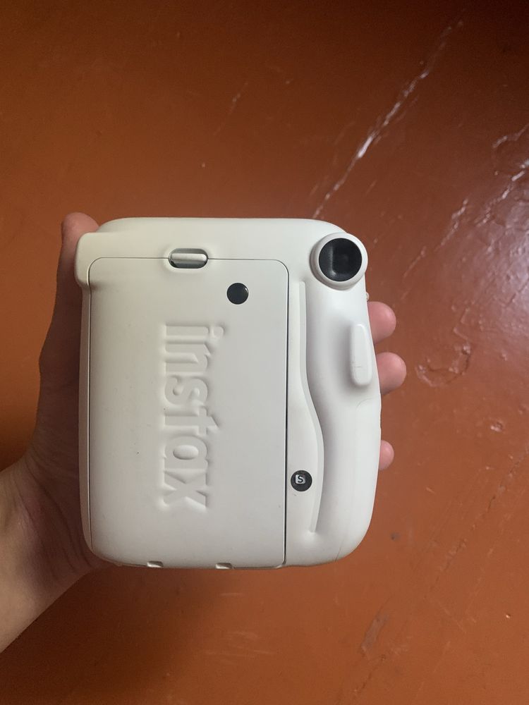 продаю instax 11