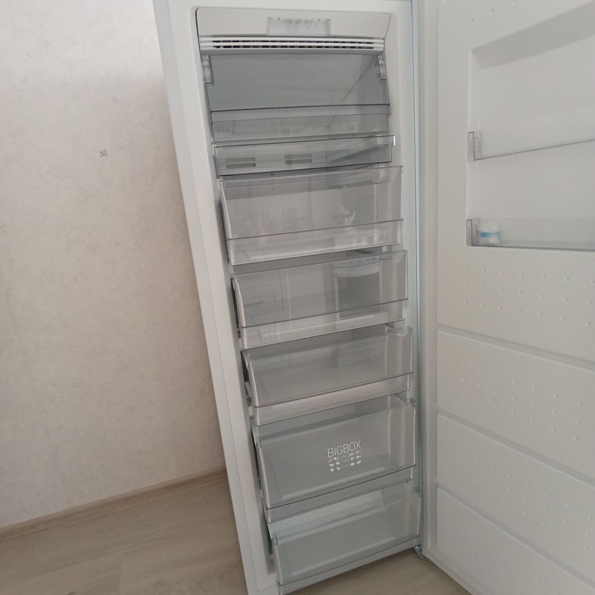 Продам морозильник-шкаф Atlant, белый, No Frost
