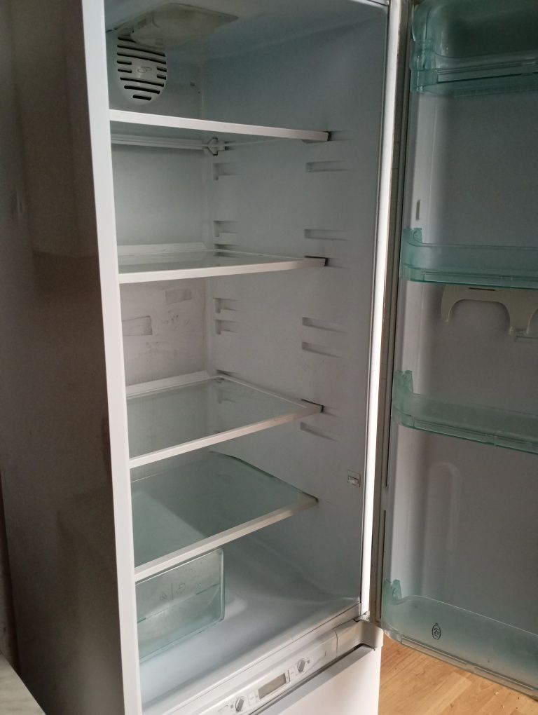 Продам Холодильник Hot Point Ariston