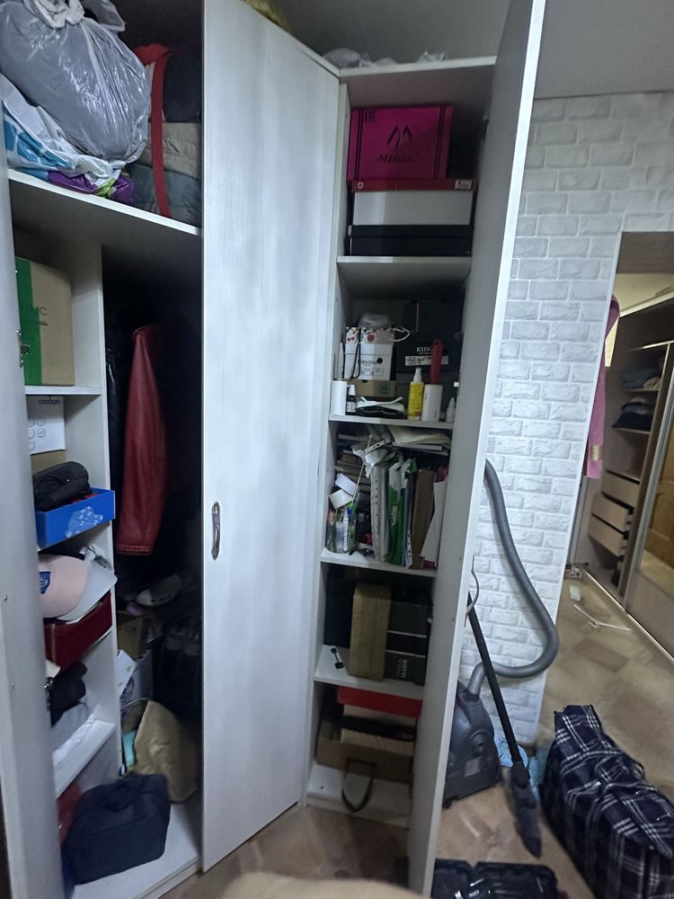 Продам угловой шкаф для прихожки