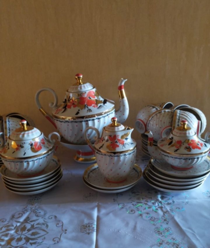 Продам чайный сервиз на 12 персон.