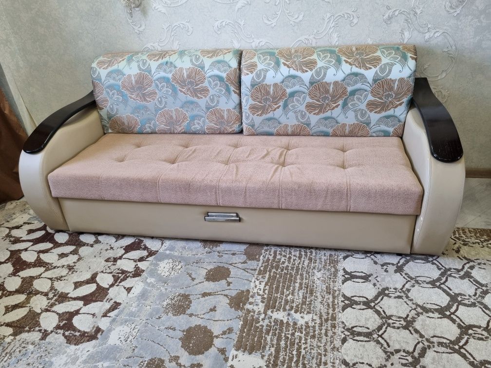 Продам шкаф, комод с зеркалом и диван