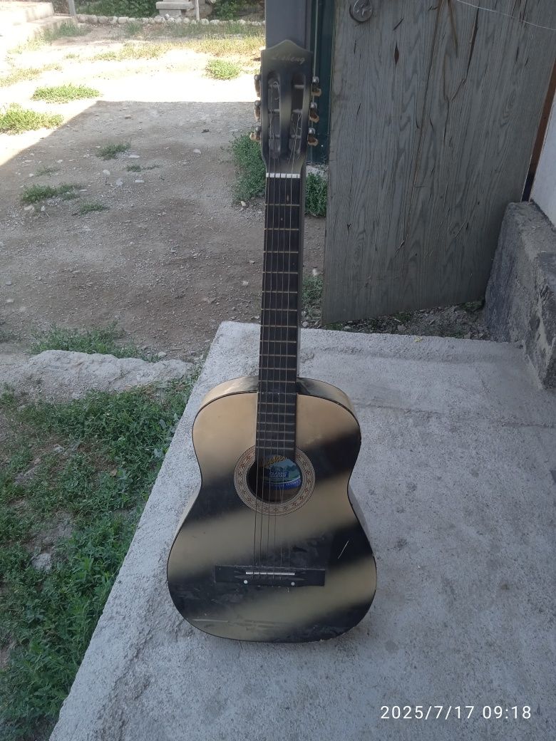 Продам гитару б у