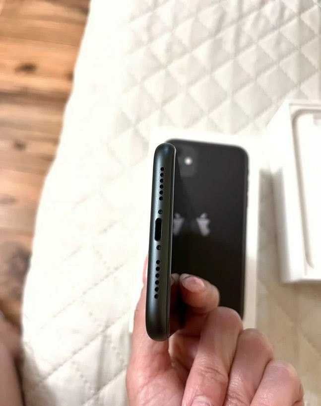 Продаю свой телефон IPhone 11 128ГБ в защитном стекле