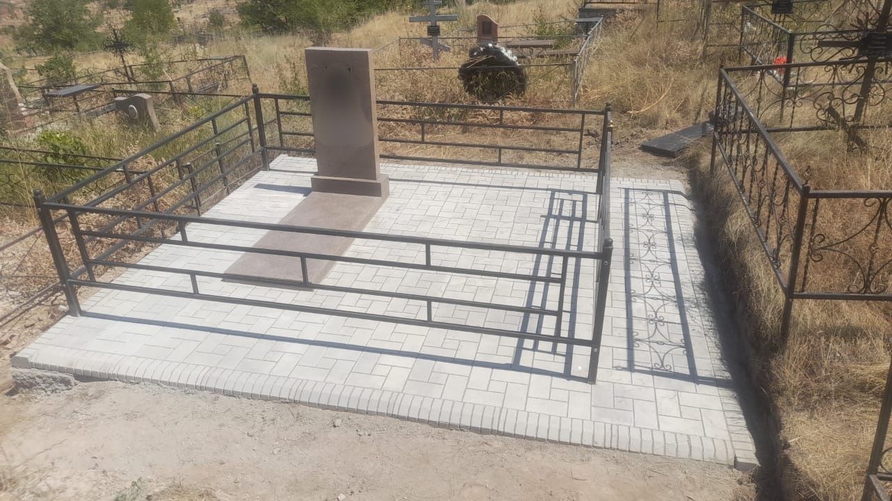 Памятники,  оградка,  гранитный комплекс,
