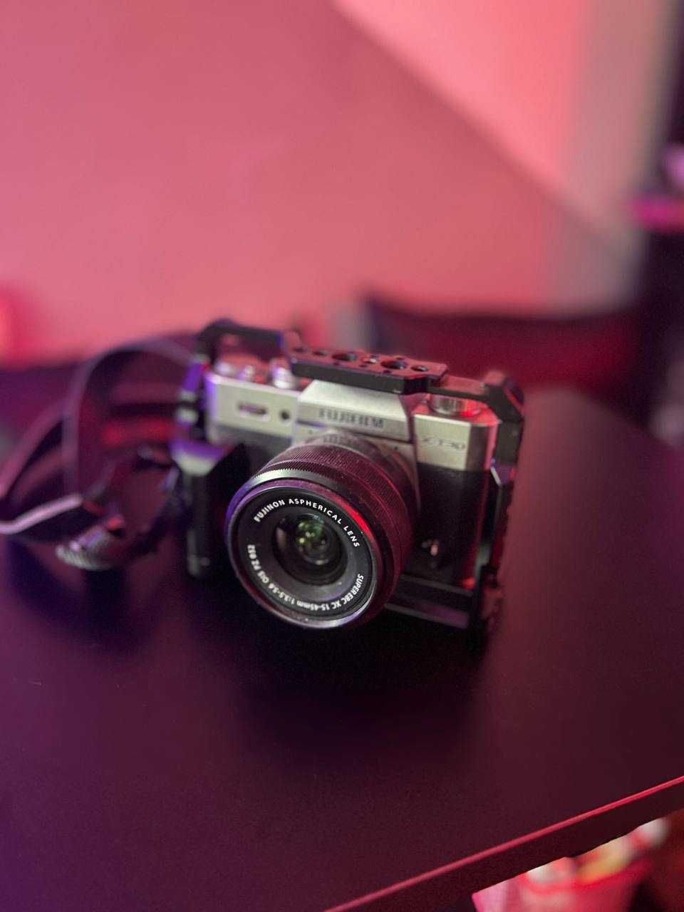 Камера fujifilm xt-30 c объективом и клеткой
