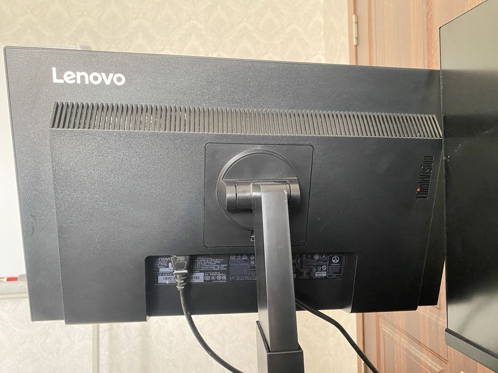 Манитор Lenova ThinkVision