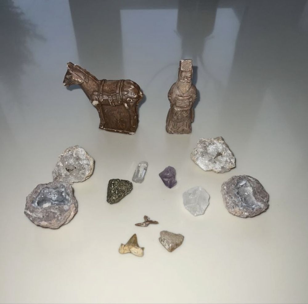 Фигурки, зубы акулы, кристаллы натуральные