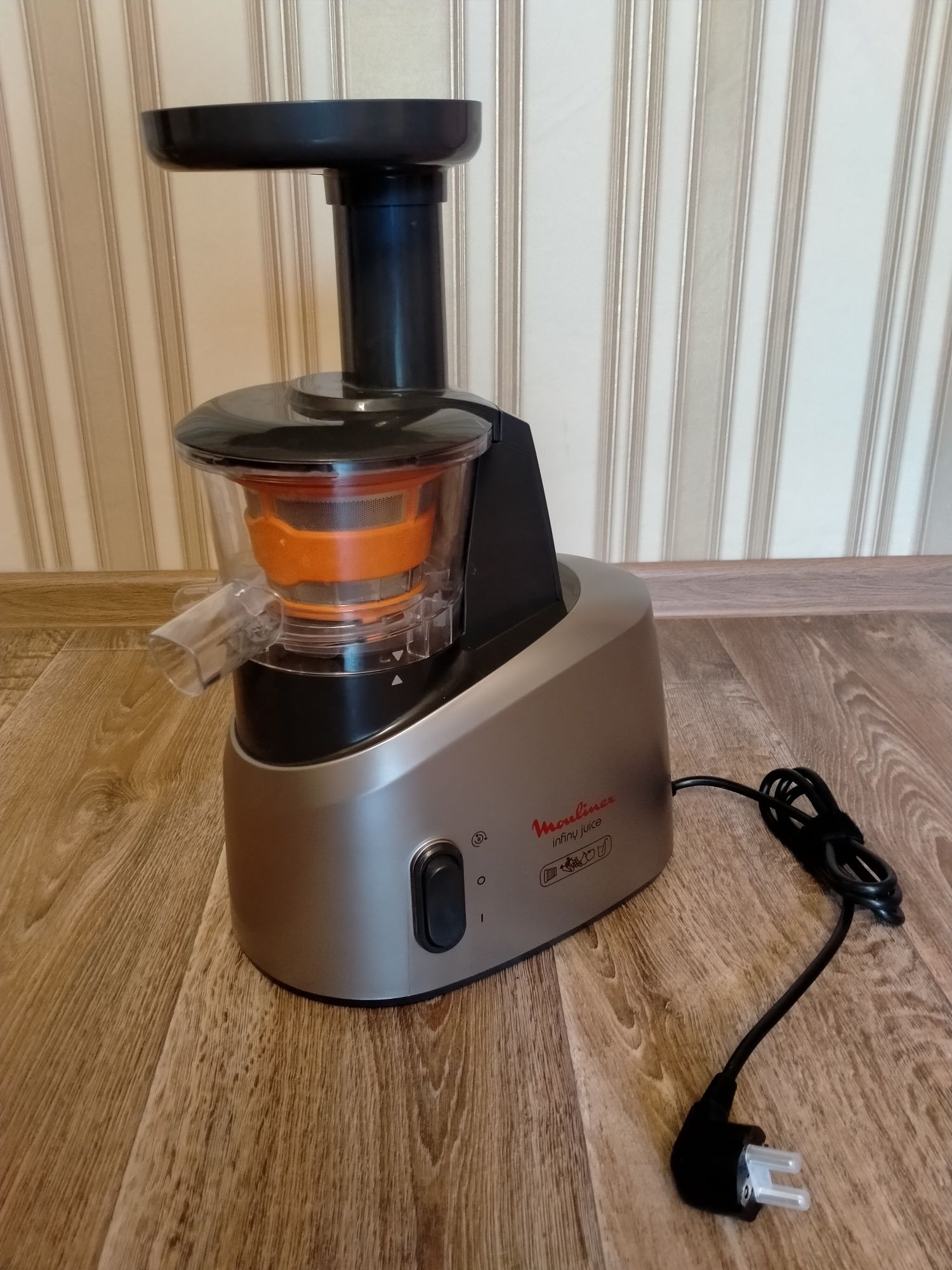 Шнековая соковыжималка Moulinex ZU255B10