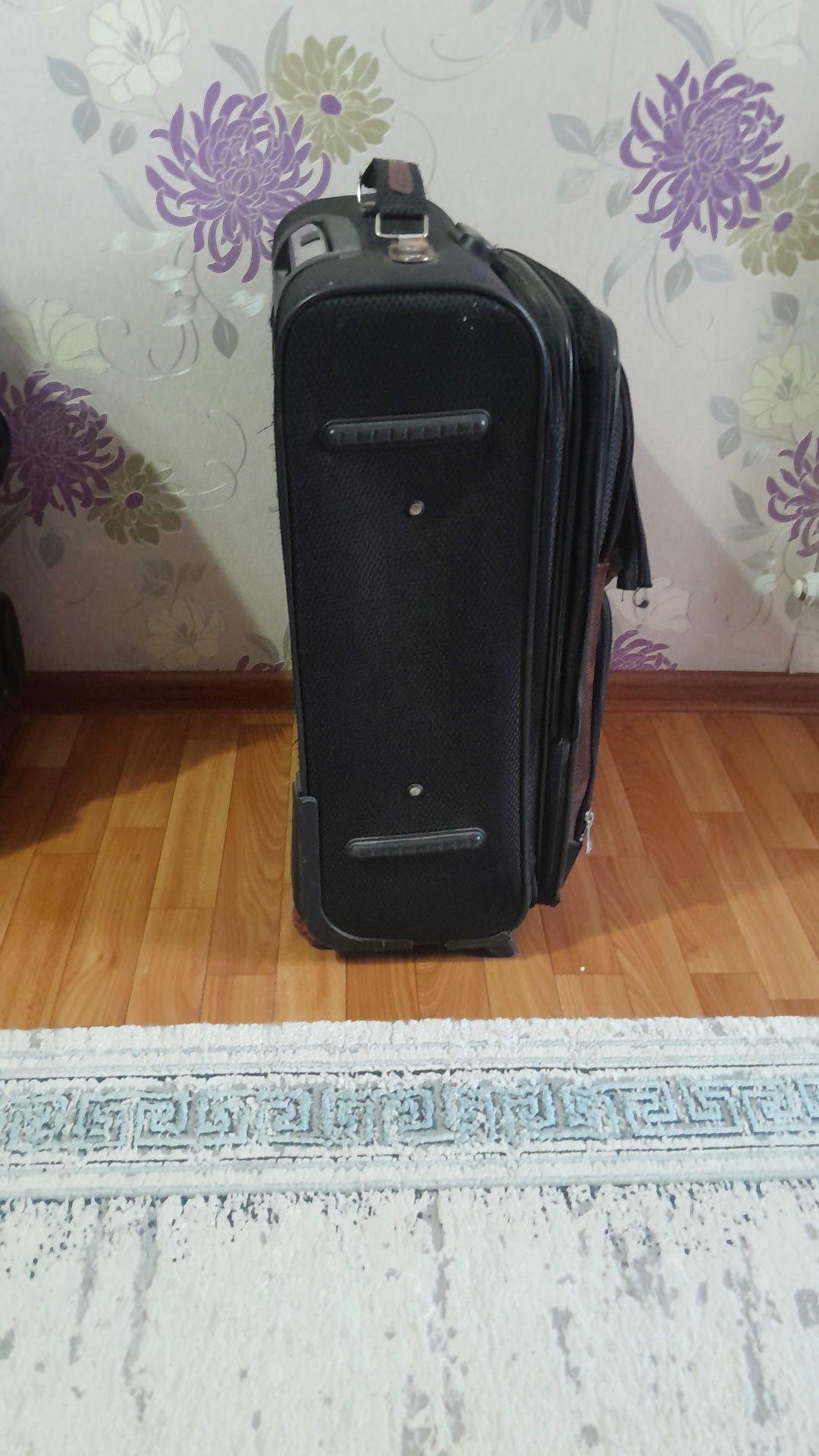 Продам чемоданы б/у