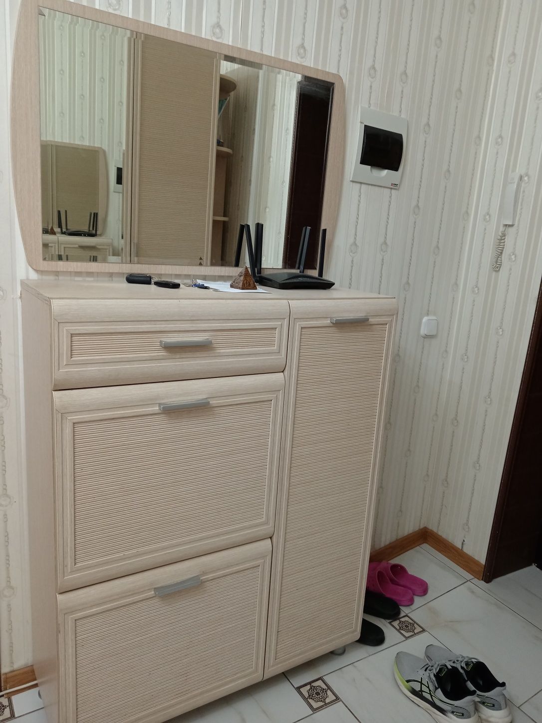 Продам прихожую в комплекте