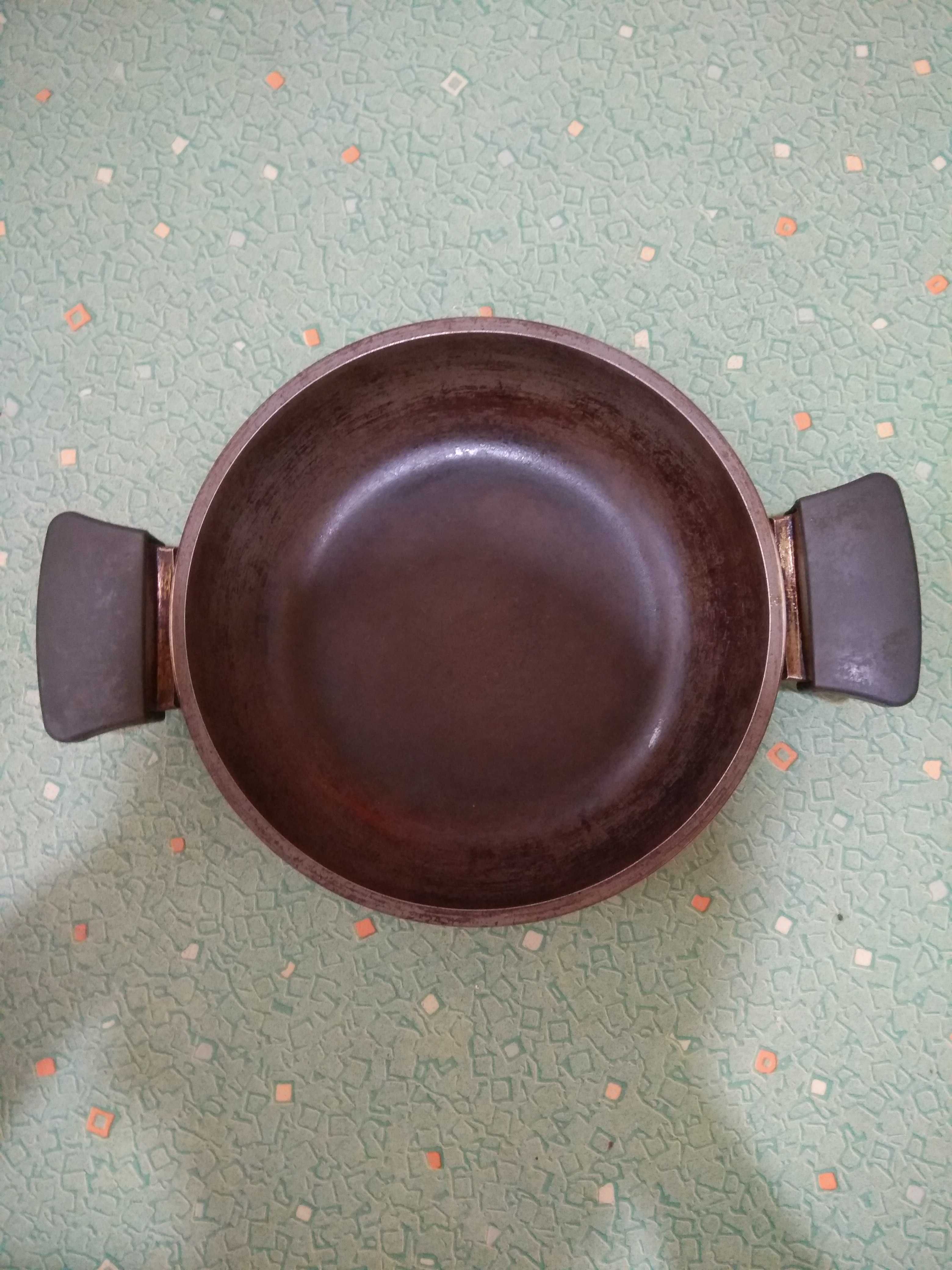 Продам сковородку – жаровню,  б/у, с двумя  короткими  ручками