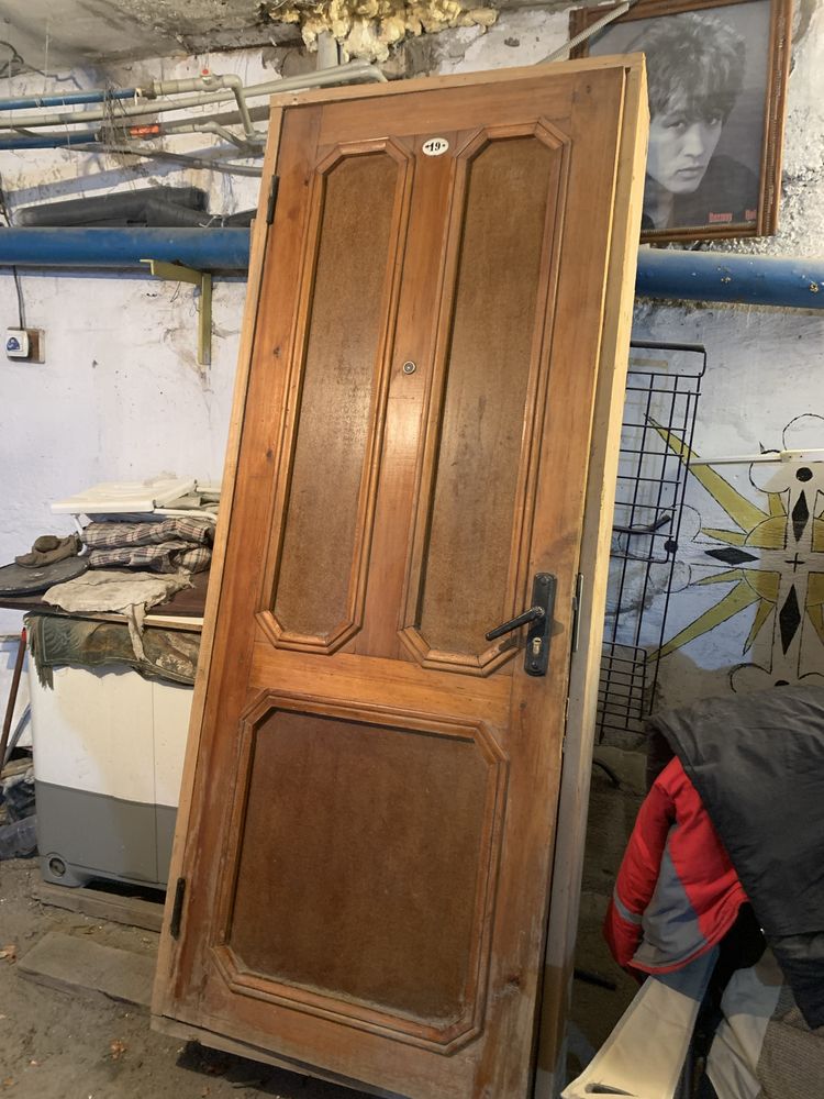 Продам деревянную дверь