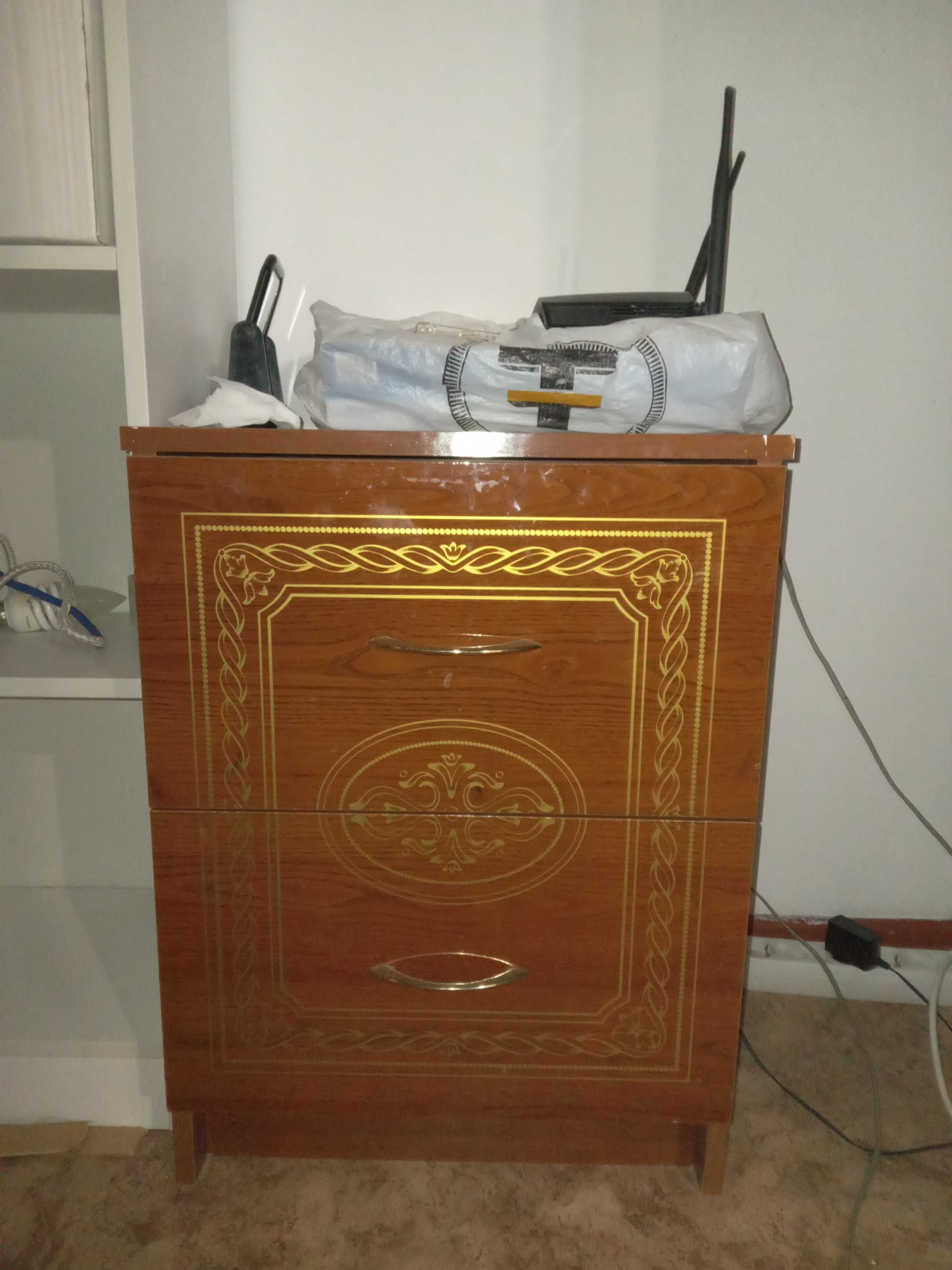 Продаю прикроватную тумбочку