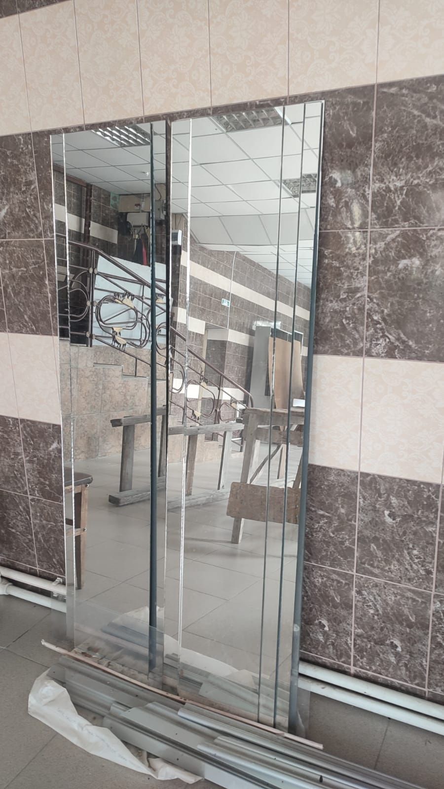 Продаю барную стойку 5м со шкафами,зеркалами, софитами