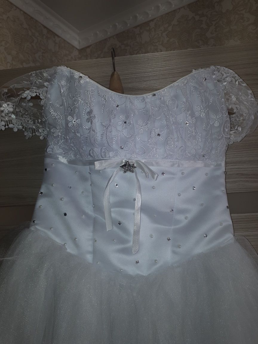 Продаю шикарное белоснежное платье на принцессу