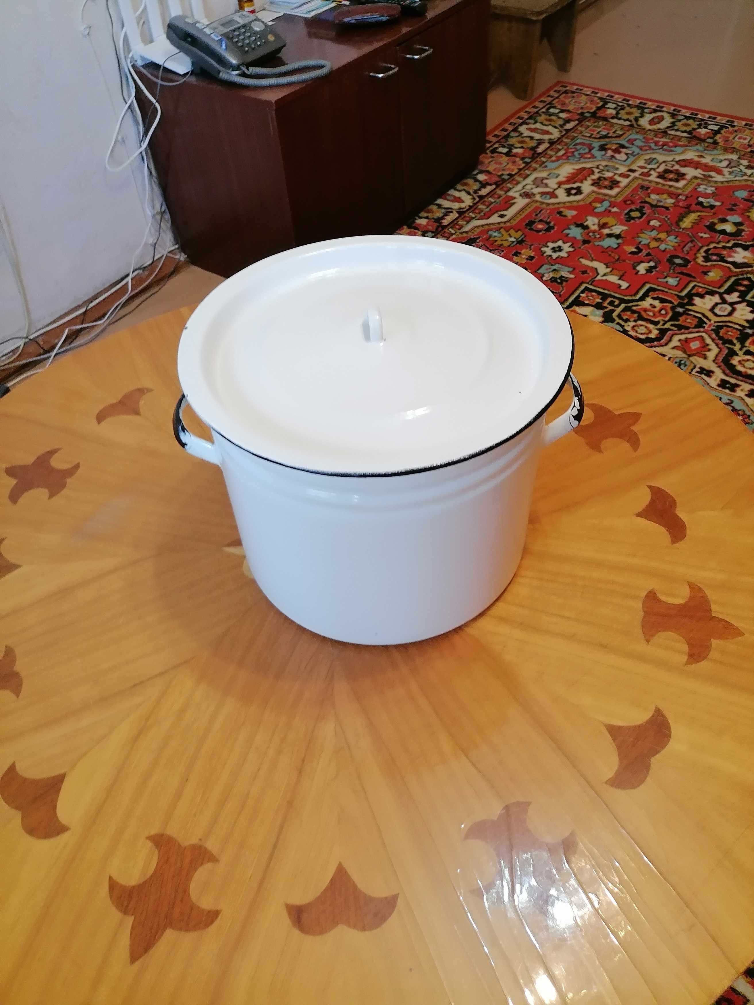 Продам эмалированую кастрюлю.