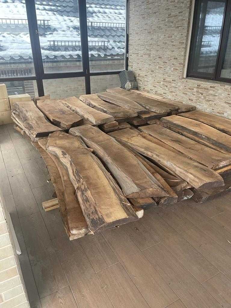 Продам массив ореха и красного дерева. Сухой.