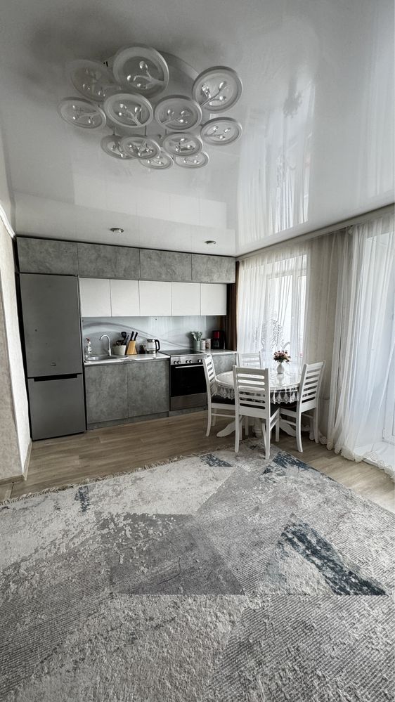 Продам 3х ком.кв  улучш. планировки.7-район. 2/5 этаж. лоджия 6м
