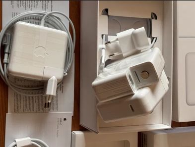- от MacBook 85W - зарядка, блок питания, щнур от макбука.