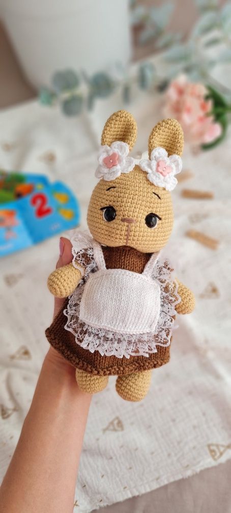 Вязаная игрушка зайка