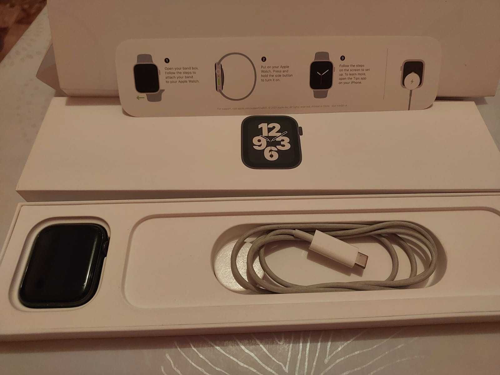 Apple Watch SE 44 mm ALU Midnight Sport band CEL Model A2354