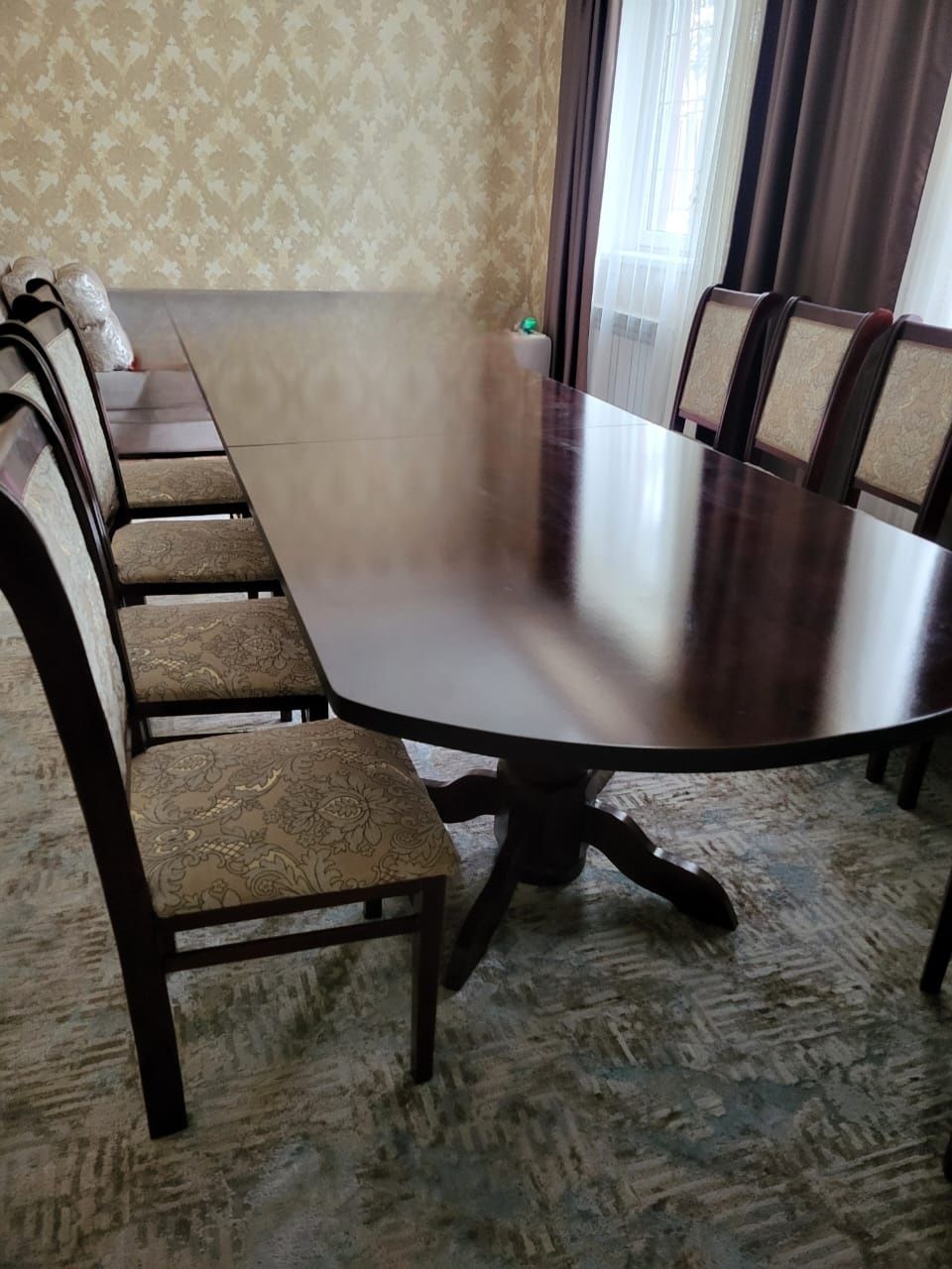 Продам стол в гостиную. 3,5 м в отличном состоянии.