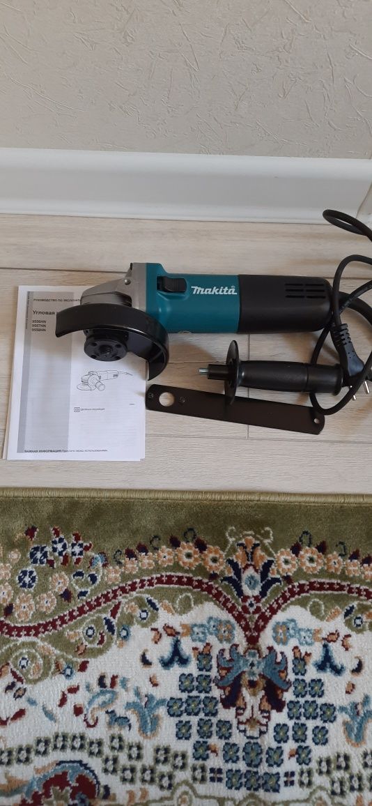 Угловая шлифмашина Makita 9557 HN
