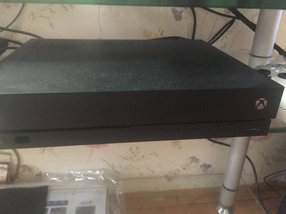 Продам Xbox one x 1 Terrabait. 2 джойстика. Обмен.