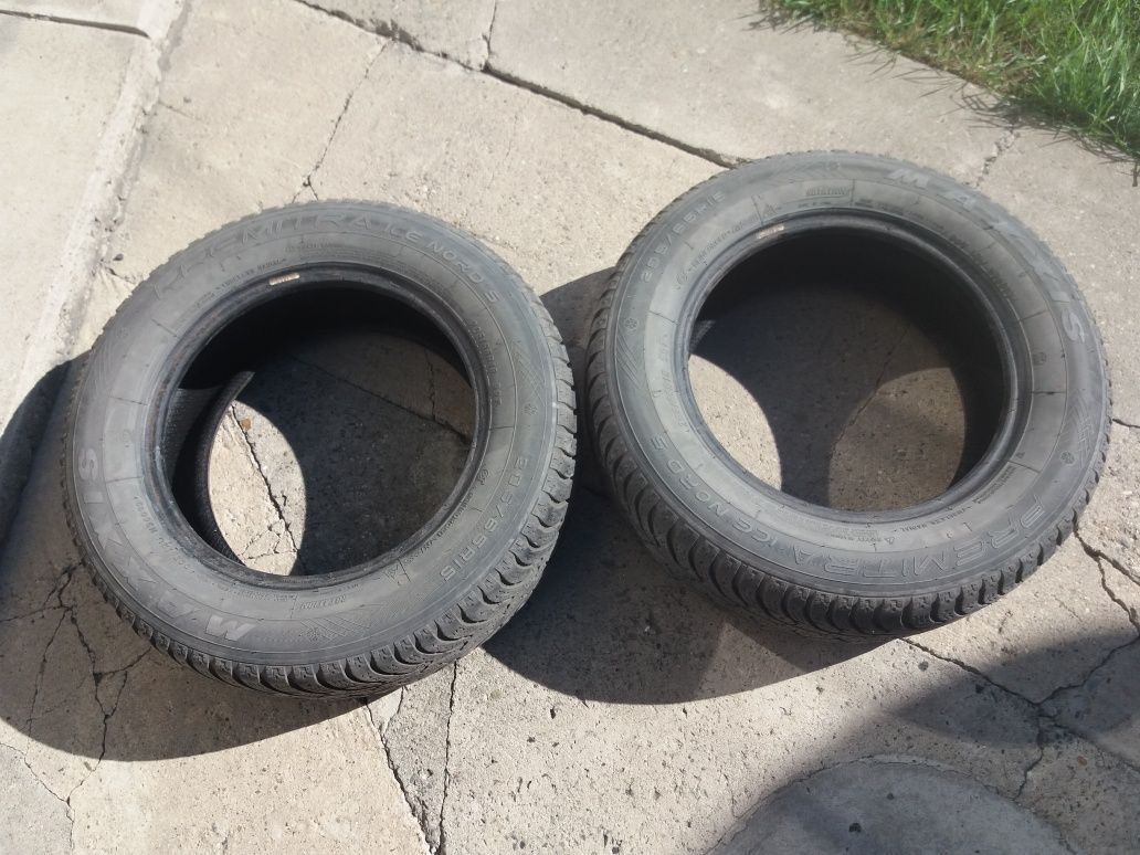 Продам зимние шины.  Размер 205 /65/15.