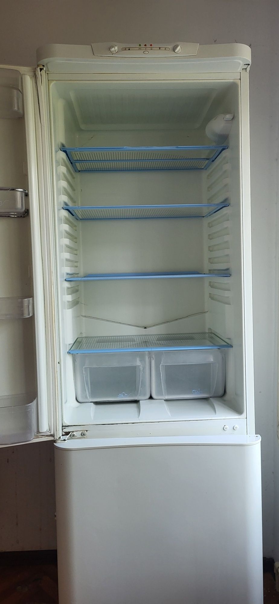 Холодильник Indesit