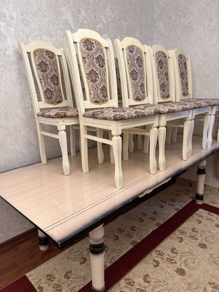 Стол со стульями