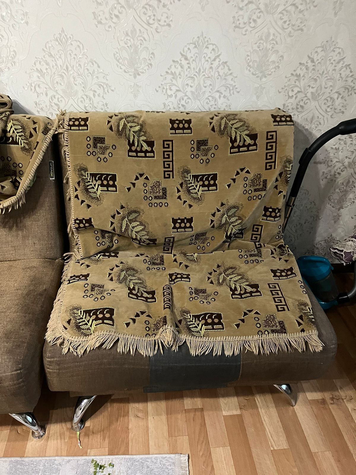 Продам диван и два кресла